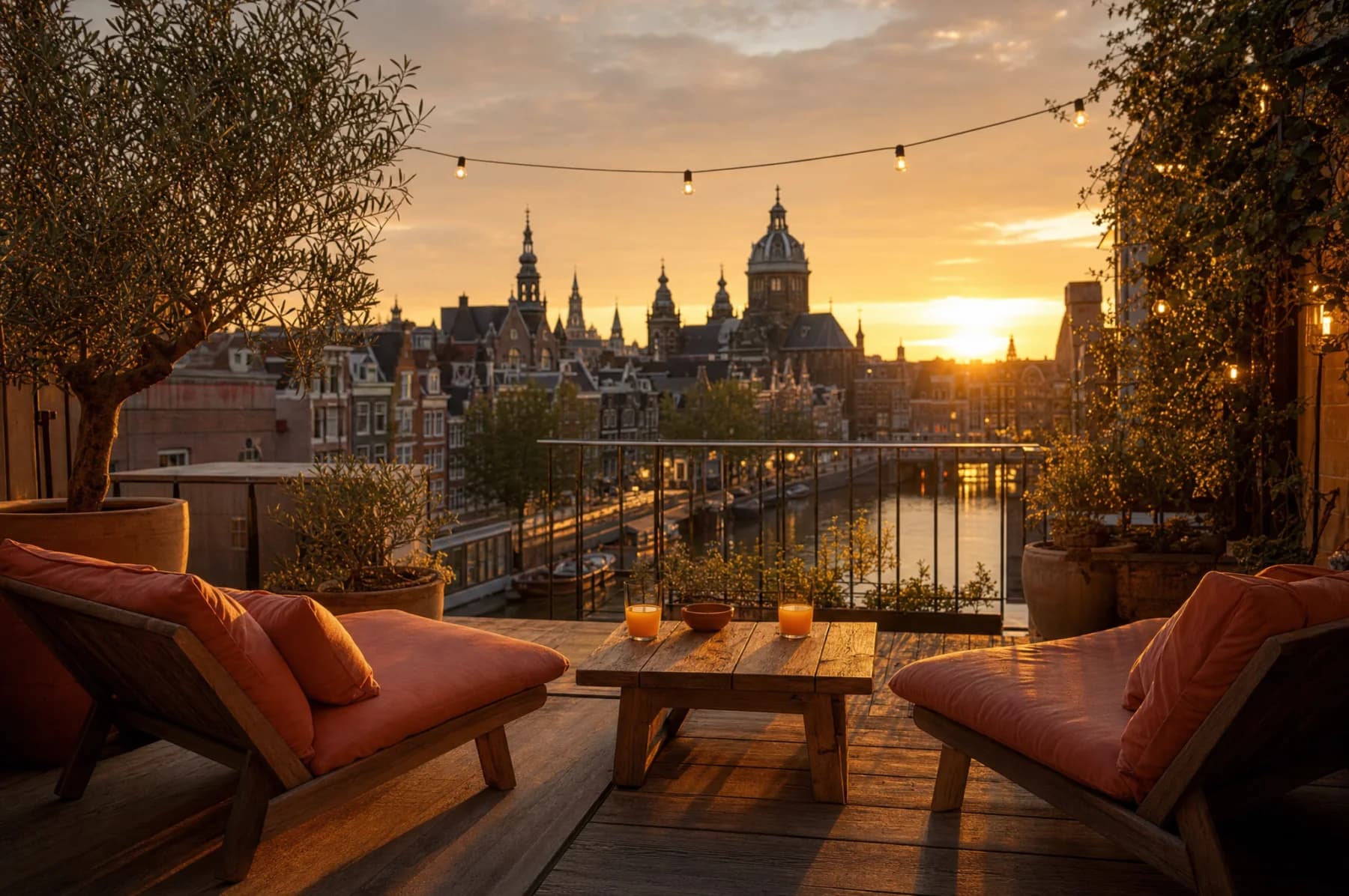 Gouden uur boven de Amsterdamse daken