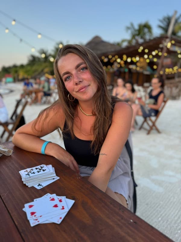 Claire, Mens & Maatschappij
