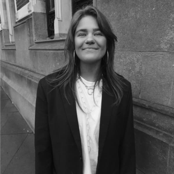 Emilie, Mens & Maatschappij