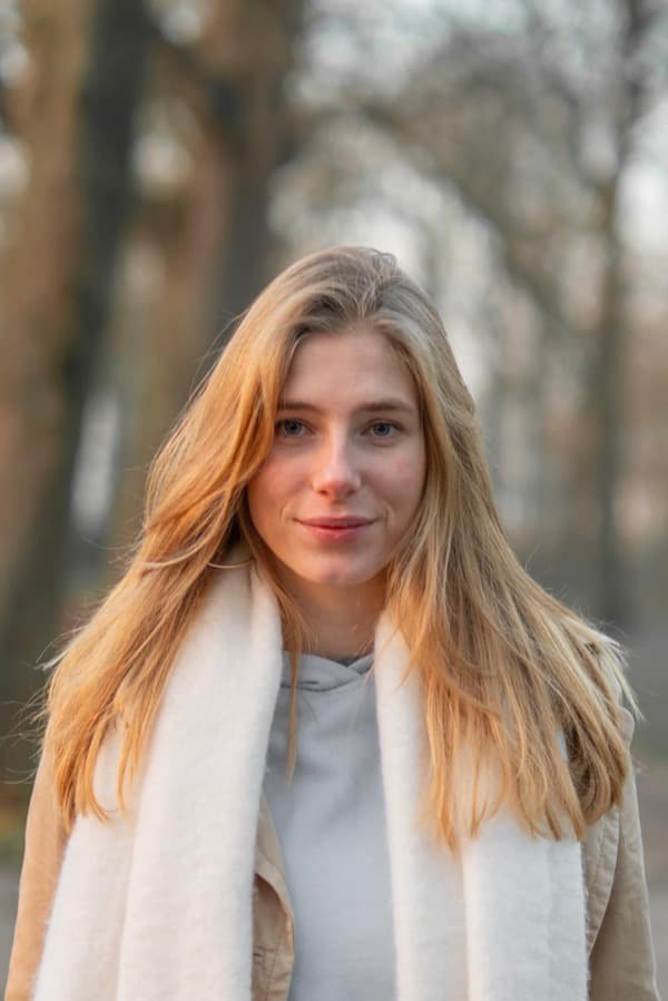 Suzanne, Mens & Maatschappij