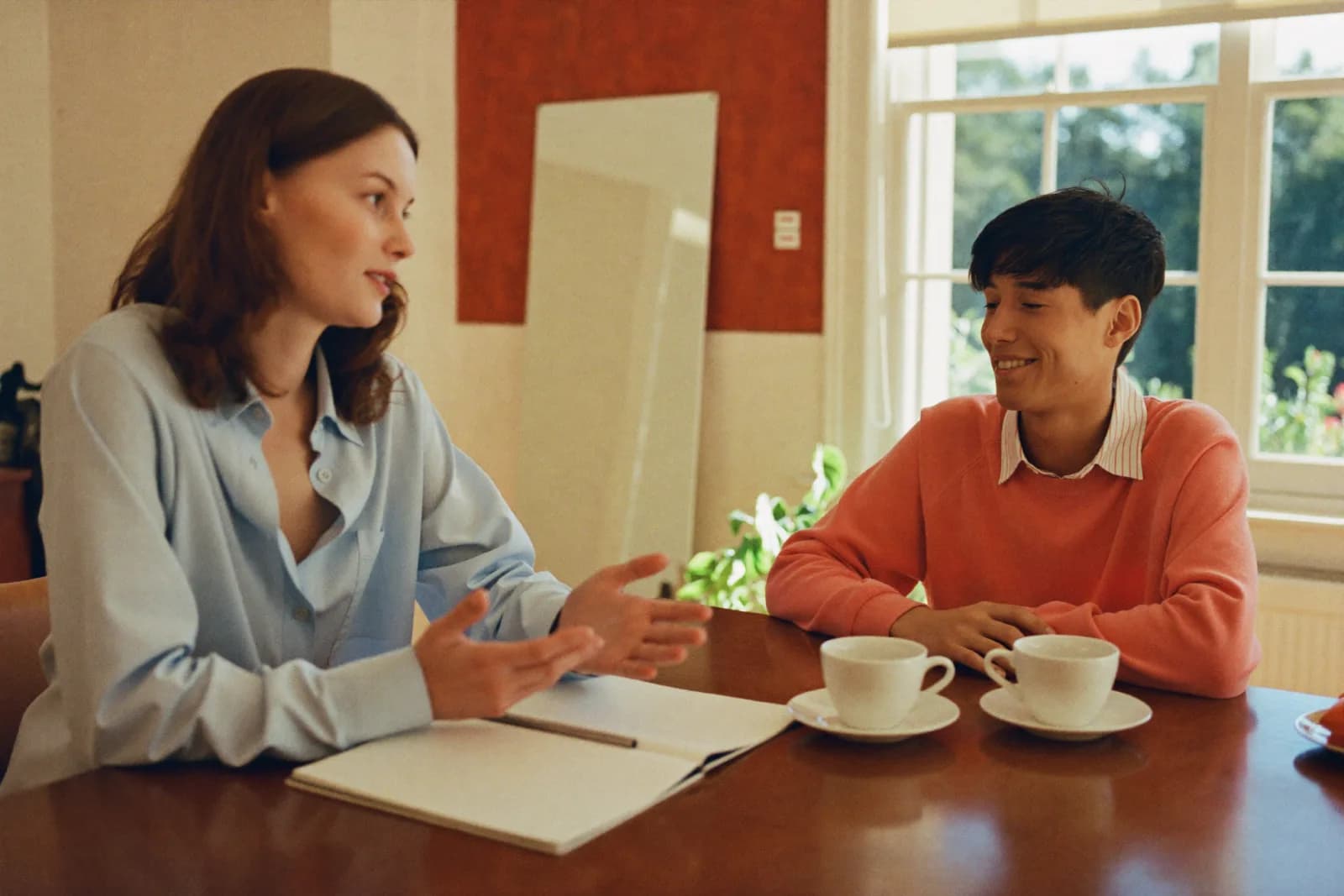 Recruiter in gesprek met een lachende kandidaat